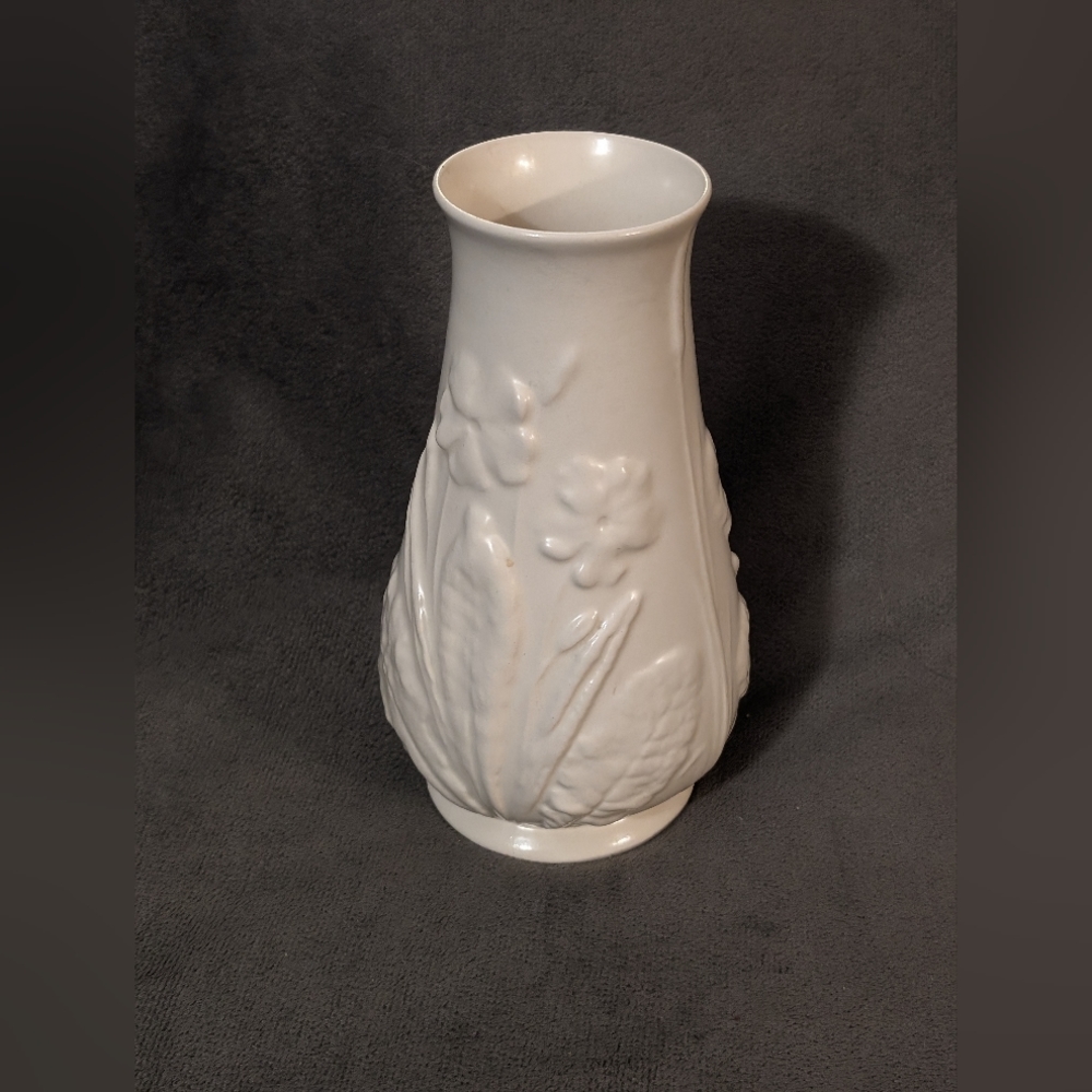 Vintage Spode Velamour Matte White Tulip Vase Made In England Circa 1930-1960